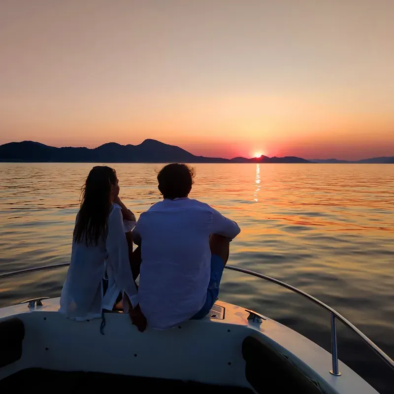 Panoramic sail, sunset on the open sea